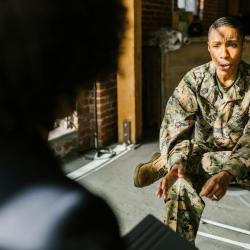 Soldat im Stuhl sitzend im Gespräch